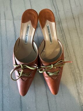 **SOLD**

Vintage Manolo Blahnik Brown Leather Pointed Mules Kitten Heel 37